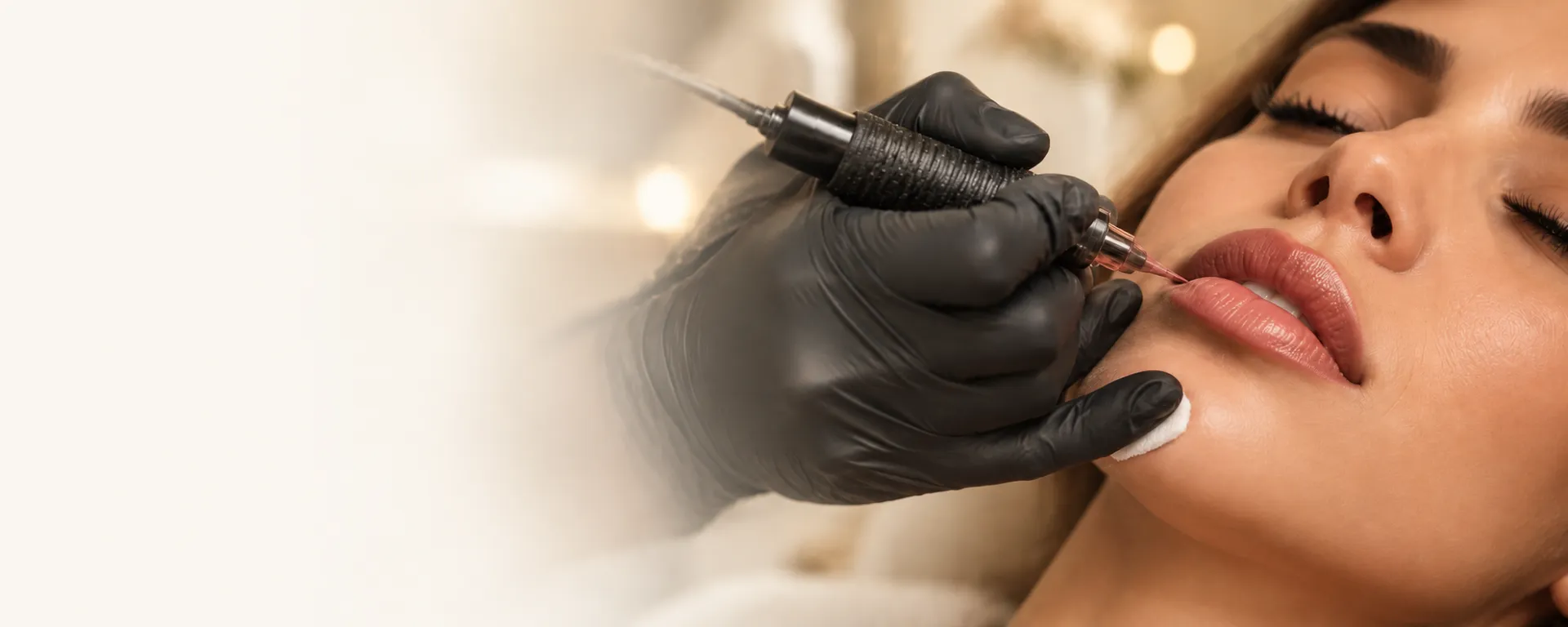 Micropigmentación labial en primer plano — Intriago Hair Studio